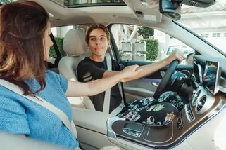 První auto mladých stojí v průměru 337 tisíc korun: Nejčastěji volí Škodu a Volkswagen